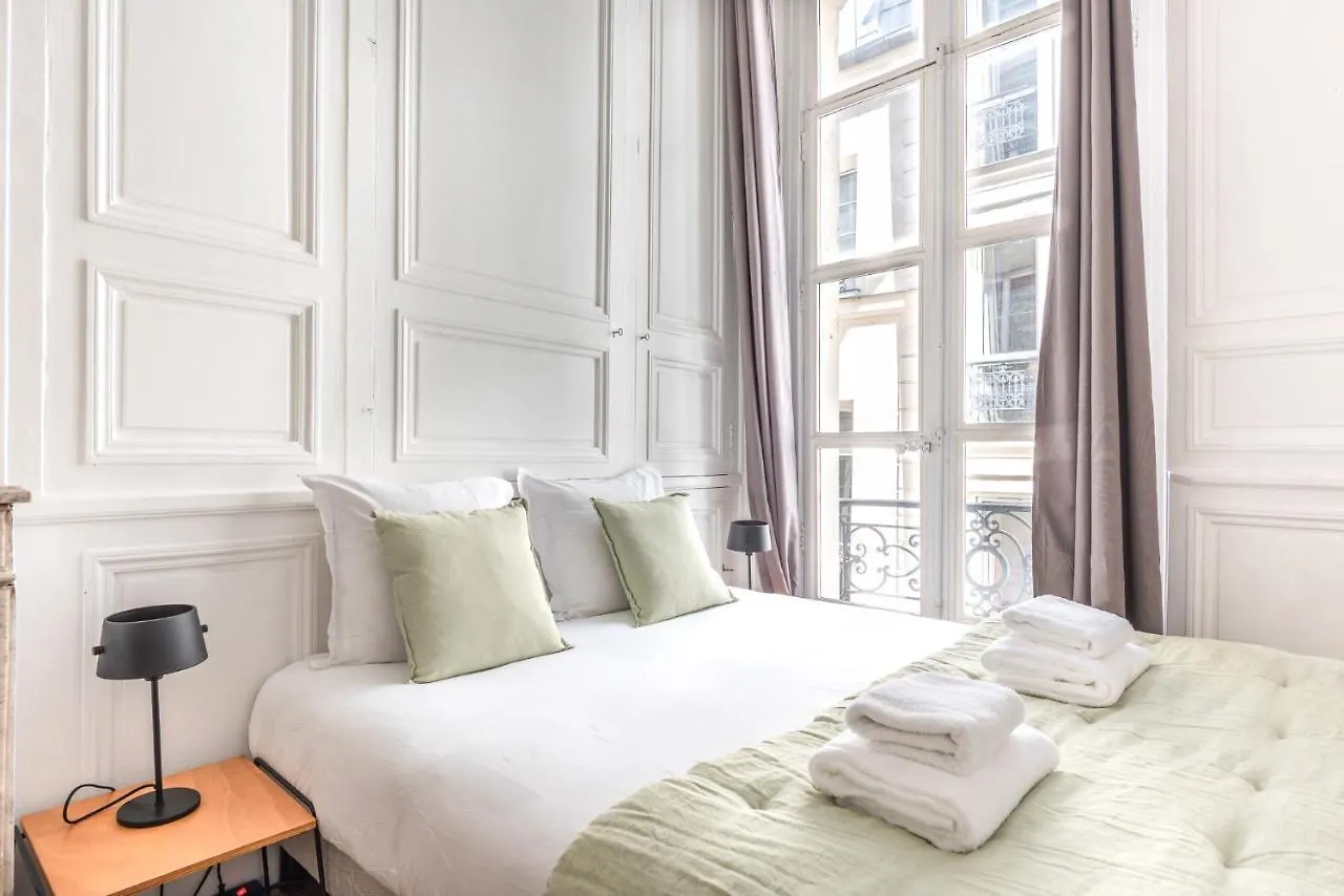 Outstanding Parisian Flat In Heart Of Paris Center Apartment