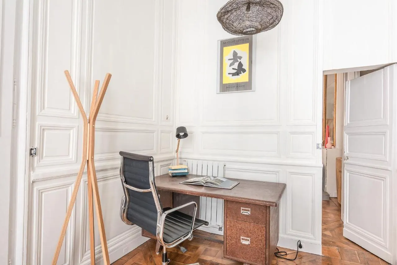 Outstanding Parisian Flat In Heart Of Paris Center Apartment